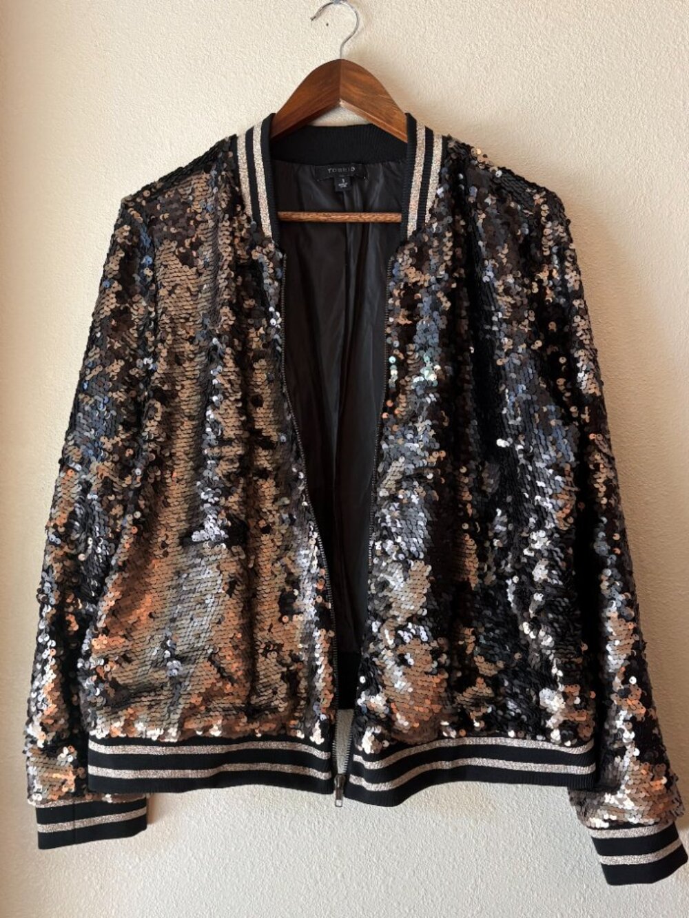 EUC torrid Black Gold Sequin Bomber Jacket Zip Front Shimmering Sporty Size 1 1X